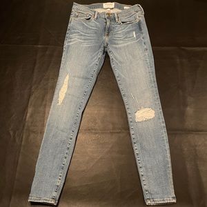 Frame Le Skinny de Jeanne blue distressed jeans